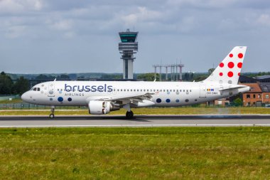 Brüksel, Belçika - 21 Mayıs 2022: Brüksel Havayolları Airbus A320 uçağı Brüksel Havalimanı 'nda (BRU).