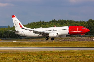 Oslo, Norveç - 15 Ağustos 2022: Norveç Boeing 737-800 Norveçli uçak Oslo havaalanında (OSL).