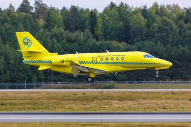 Oslo, Norveç - 15 Ağustos 2022: Norveç 'teki Oslo Havalimanı' nda Luftambulansetjenesten Cessna Citation Enlem uçağı.