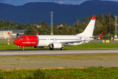 Bergen, Norveç - 17 Ağustos 2022: Norveç Boeing 737-800 uçağı Bergen havaalanında (BGO).