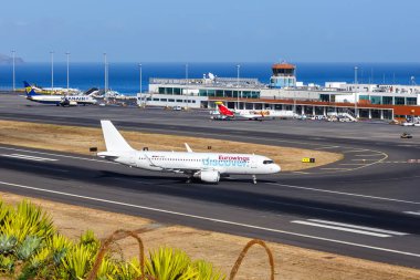 Madeira, Portekiz - 16 Eylül 2022: Eurowings Portekiz 'deki Madeira Havalimanı' nda (FNC) Airbus A320 uçağını keşfetti.