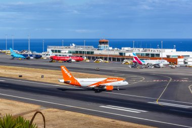 Madeira, Portekiz - 13 Eylül 2022: Portekiz 'deki Madeira Havalimanı' nda EasyJet Airbus A319 uçağı.