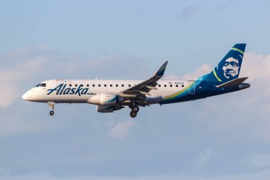 Los Angeles, ABD - 2 Kasım 2022: Alaska SkyWest Airlines Embraer 175 sefer sayılı Los Angeles Havaalanı uçağı.