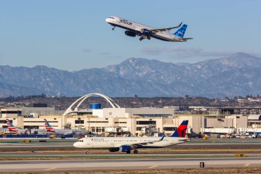 Los Angeles, ABD - 3 Kasım 2022: Delta Hava Yolları ve JetBlue Airbus A321, Los Angeles Havaalanı (LAX).