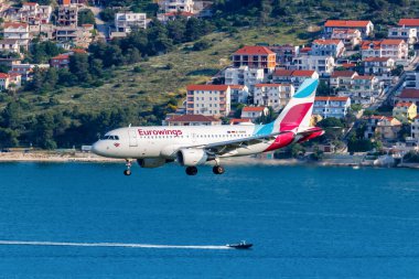 Split, Hırvatistan - 27 Mayıs 2023: Eurowings Airbus A319 uçağı Hırvatistan 'ın Split Havalimanı' nda (SPU).
