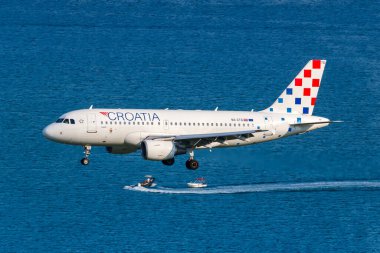 Split, Hırvatistan - 27 Mayıs 2023: Hırvatistan Havayolları Airbus A319 uçağı Hırvatistan 'ın Split Havalimanı' nda (SPU).