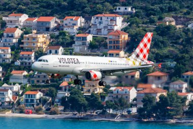 Split, Hırvatistan - 28 Mayıs 2023: Hırvatistan 'ın Split Havalimanı' ndaki Volotea Airbus A320 uçağı (SPU).