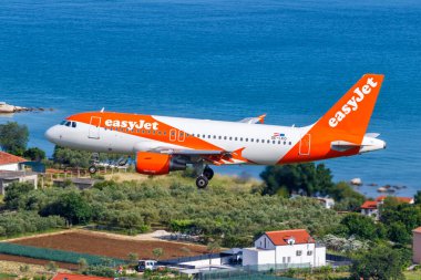 Split, Hırvatistan - 29 Mayıs 2023: Hırvatistan 'ın Split Havalimanı' ndaki EasyJet Europe Airbus A319 uçağı (SPU).