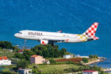 Split, Hırvatistan - 28 Mayıs 2023: Hırvatistan 'ın Split Havalimanı' ndaki Volotea Airbus A320 uçağı (SPU).