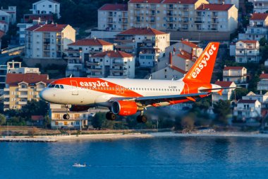 Split, Hırvatistan - 27 Mayıs 2023: Hırvatistan 'ın Split Havalimanı' ndaki EasyJet Airbus A319 uçağı (SPU).