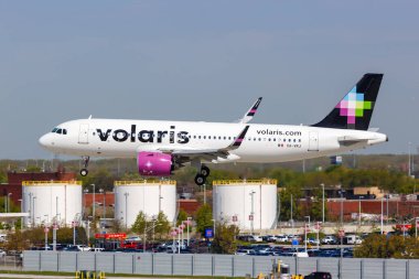 Chicago, ABD - 4 Mayıs 2023: Volaris Airbus A320neo uçağı ABD 'nin Chicago Midway Havaalanı' nda (MDW).