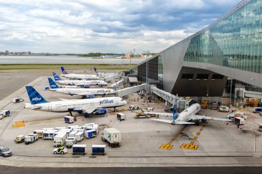 New York, ABD - 1 Mayıs 2023: JetBlue uçakları New York LaGuardia Havaalanı B terminalinde (LGA).