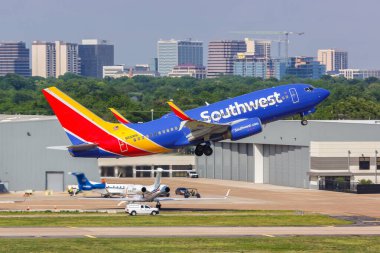 Dallas, ABD - 7 Mayıs 2023: Güneybatı Boeing 737-700 uçağı Dallas Love Field Havalimanı 'nda (DAL).