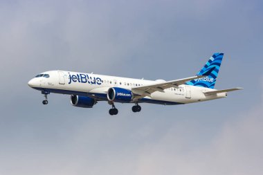 Dallas, ABD - 7 Mayıs 2023: JetBlue Airbus A220-300 uçağı Dallas Fort Worth Havalimanı 'nda (DFW).