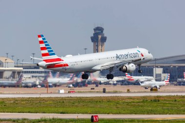 Dallas, ABD - 5 Mayıs 2023: Amerika Birleşik Devletleri 'nde Dallas Fort Worth Havalimanı' ndaki American Airlines Airbus A321 uçağı.