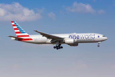 Dallas, ABD - 5 Mayıs 2023: Amerikan Havayolları Boeing 777-200ER uçağı ABD 'deki Dallas Fort Worth Havaalanı' ndaki OneWorld özel havaalanında (DFW).