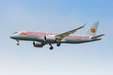 Dallas, ABD - 7 Mayıs 2023: Air Canada A220-300 uçağı Dallas Fort Worth Havalimanı 'nda (DFW) retro renklerle.