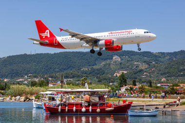 Skiathos, Yunanistan - 24 Haziran 2023: Yunanistan 'daki Skiathos Havaalanı' nda (JSI) Animawings Airbus A320 uçağı.