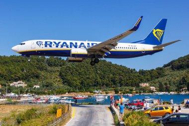 Skiathos, Yunanistan - 24 Haziran 2023: Ryanair Boeing 737-800 uçağı Yunanistan Skiathos Havaalanı 'nda (JSI).