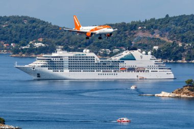 Skiathos, Yunanistan - 30 Haziran 2023: Yunanistan 'daki Skiathos Havaalanı' nda EasyJet Airbus A319 uçağı.