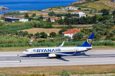 Skiathos, Yunanistan - 24 Haziran 2023: Ryanair Boeing 737-800 uçağı Yunanistan Skiathos Havaalanı 'nda (JSI).