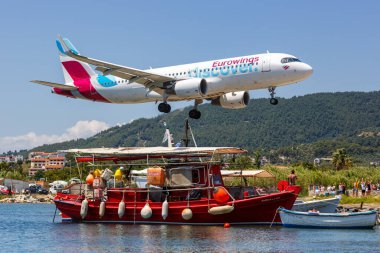 Skiathos, Yunanistan - 27 Haziran 2023: Eurowings Yunanistan 'daki Skiathos Havaalanında (JSI) Airbus A320 uçağını keşfetti.