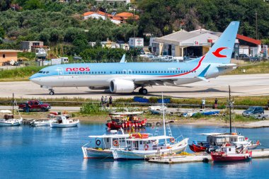 Skiathos, Yunanistan - 30 Haziran 2023: Neos Boeing 737 MAX 8 uçağı Yunanistan 'daki Skiathos Havaalanı' nda (JSI).