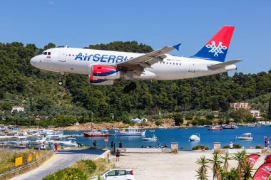 Skiathos, Yunanistan - 27 Haziran 2023: Air Serbia Airbus A319 uçağı Yunanistan 'daki Skiathos Havaalanında (JSI).