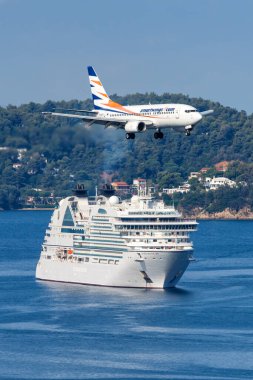 Skiathos, Yunanistan - 30 Haziran 2023: Smartwings Boeing 737-700 uçağı Yunanistan Skiathos Havaalanı 'nda (JSI).