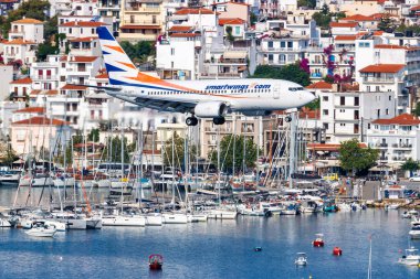 Skiathos, Yunanistan - 30 Haziran 2023: Smartwings Boeing 737-700 uçağı Yunanistan Skiathos Havaalanı 'nda (JSI).