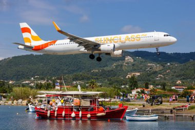 Skiathos, Yunanistan - 27 Haziran 2023: Sunclass Airbus A321 uçağı Yunanistan 'daki Skiathos Havaalanı' nda (JSI).