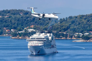 Skiathos, Yunanistan - 30 Haziran 2023: Avanti Air De Havilland Dash Yunanistan 'daki Skiathos Havaalanı' nda (JSI) 8 Q400 numaralı uçak.
