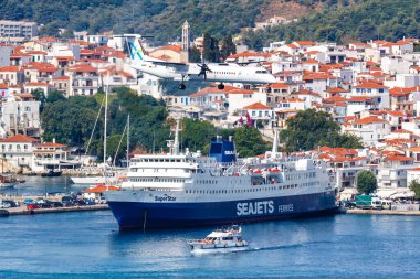 Skiathos, Yunanistan - 30 Haziran 2023: Avanti Air De Havilland Dash Yunanistan 'daki Skiathos Havaalanı' nda (JSI) 8 Q400 numaralı uçak.