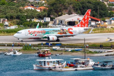 Skiathos, Yunanistan - 29 Haziran 2023: Transavia Boeing 737-800 uçağı Yunanistan 'daki Skiathos Havaalanı' ndaki Sunweb özel üniformasında (JSI).