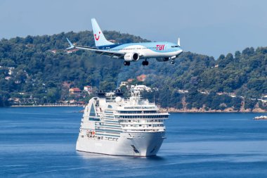 Skiathos, Yunanistan - 30 Haziran 2023: TUI Airlines Nederland Boeing 737 MAX 8 uçağı Yunanistan Skiathos Havaalanı 'nda (JSI).