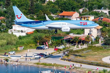 Skiathos, Yunanistan - 30 Haziran 2023: TUI Airlines Nederland Boeing 737 MAX 8 uçağı Yunanistan Skiathos Havaalanı 'nda (JSI).