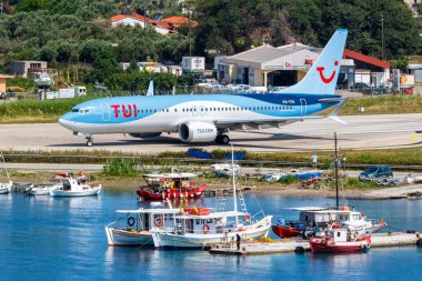 Skiathos, Yunanistan - 30 Haziran 2023: TUI Airlines Nederland Boeing 737 MAX 8 uçağı Yunanistan Skiathos Havaalanı 'nda (JSI).