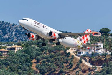 Skiathos, Yunanistan - 28 Haziran 2023: Yunanistan 'daki Skiathos Havaalanı' ndaki Volotea Airbus A320 uçağı.