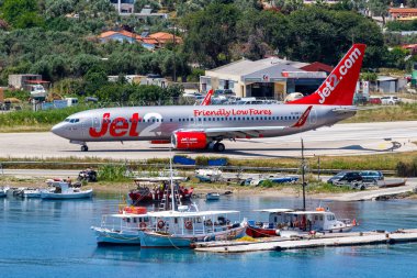 Skiathos, Yunanistan - 28 Haziran 2023: Yunanistan 'daki Skiathos Havaalanı' nda (JSI) Jet2 Boeing 737-800 uçağı.