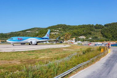 Skiathos, Yunanistan - 30 Haziran 2023: Yunanistan 'daki Skiathos Havaalanı' nda (JSI) TUI Boeing 737 MAX 8 uçağı.
