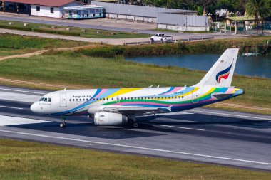Ko Samui, Tayland - 11 Şubat 2023: Bangkok Air Airbus A319, Tayland Ko Samui Havaalanı.