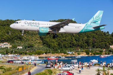 Skiathos, Yunanistan - 27 Haziran 2023: Cyprus Airways Airbus A320 uçağı Yunanistan 'daki Skiathos Havaalanı' nda (JSI).