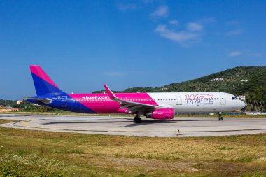Skiathos, Yunanistan - 26 Haziran 2023: Wizzair Airbus A321 Yunanistan 'daki Skiathos Havaalanı' nda (JSI).