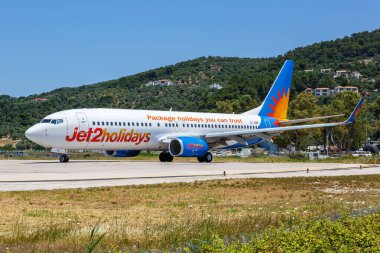Skiathos, Yunanistan - 24 Haziran 2023: Yunanistan 'daki Skiathos Havaalanı' nda (JSI) Jet2 Boeing 737-800 uçağı.