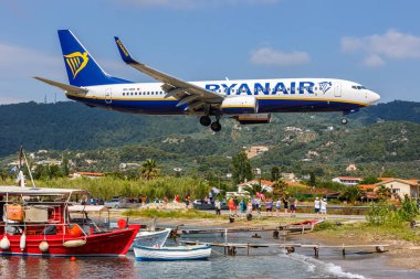 Skiathos, Yunanistan - 27 Haziran 2023: Ryanair Boeing 737-800 uçağı Yunanistan Skiathos Havaalanı 'nda (JSI).