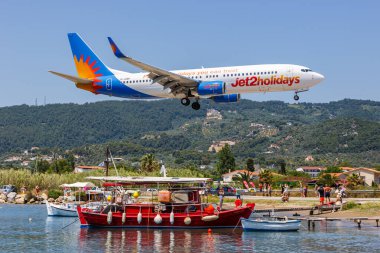 Skiathos, Yunanistan - 24 Haziran 2023: Yunanistan 'daki Skiathos Havaalanı' nda (JSI) Jet2 Boeing 737-800 uçağı.