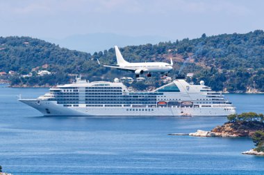 Skiathos, Yunanistan - 30 Haziran 2023: Yunanistan 'daki Skiathos Havaalanı' nda (JSI) Neos Boeing 737-800 uçağı.