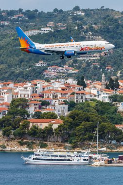 Skiathos, Yunanistan - 29 Haziran 2023: Yunanistan 'daki Skiathos Havaalanı' nda (JSI) Jet2 Boeing 737-800 uçağı.