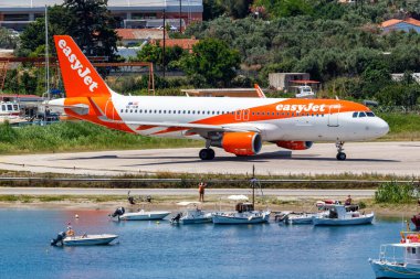 Skiathos, Yunanistan - 28 Haziran 2023: Yunanistan 'daki Skiathos Havaalanı' nda EasyJet Airbus A320 uçağı.