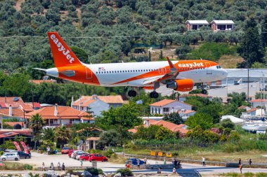 Skiathos, Yunanistan - 28 Haziran 2023: Yunanistan 'daki Skiathos Havaalanı' nda EasyJet Airbus A320 uçağı.
